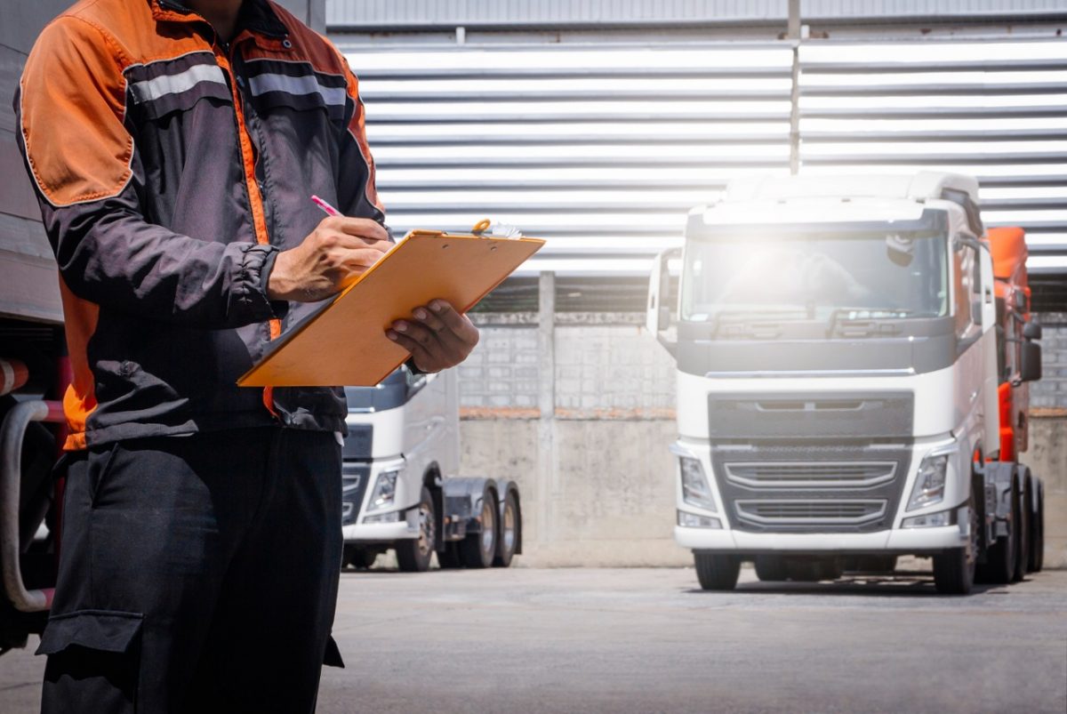 Driver mechanic. Осмотр грузового автомобиля. Truck Inspection. Осмотрите груз. Preventative Maintenance Truck.